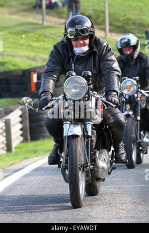 Vélo classique fans du monde entier se réunissent cette semaine à l'historique du circuit automobile de Cadwell Park dans le Lincolnshire UK à témoin le plus grand rassemblement de motos de course historique dans l'histoire récente. Banque D'Images