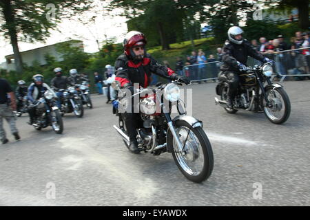 Vélo classique fans du monde entier se réunissent cette semaine à l'historique du circuit automobile de Cadwell Park dans le Lincolnshire UK à témoin le plus grand rassemblement de motos de course historique dans l'histoire récente. Banque D'Images