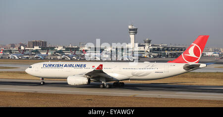 ISTANBUL, TURQUIE - Juillet 09, 2015 : Turkish Airlines Airbus A330-343 (CN 1212) décolle de l'aéroport Ataturk d'Istanbul. Ta est le Banque D'Images