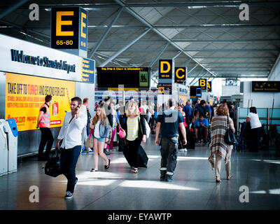 Les passagers dans la salle des départs à l'aéroport de Stansted, Royaume-Uni Banque D'Images