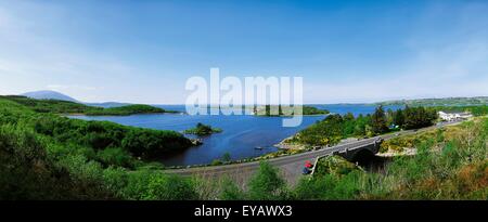 Lough Conn, Mayo, Irlande ; pont de bateaux Banque D'Images