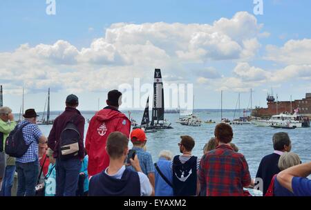 Portsmouth, Hampshire, UK - 25 juillet 2015 AC45f s de quitter le quai pour les courses 1 et 2 aujourd'hui à la Louis Vuitton America's Cup World Series Portsmouth. Six équipes sont en compétition en cours de Land Rover BAR dirigé par Sir Ben Ainslie, Oracle Team USA, Artemis Racing de Suède, d'Emirates Team New Zealand, l'équipe de SoftBank, le Japon et l'équipe Groupama France tous les "volants" AC45f. Credit : Wendy Johnson /Alamy Live News (photographe avait l'accréditation des médias pour cet événement) Banque D'Images