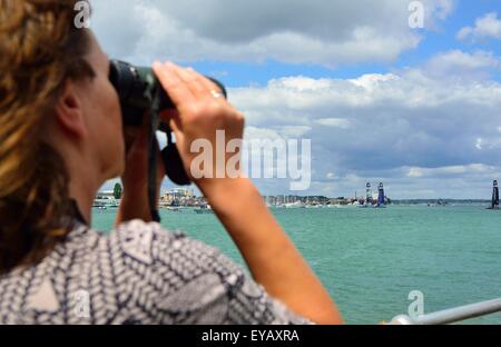 Portsmouth, Hampshire, UK - 25 juillet 2015 Dame regardant AC45f s la préparation pour les courses 1 et 2 aujourd'hui à la Louis Vuitton America's Cup World Series Portsmouth. Six équipes sont en compétition en cours de Land Rover BAR dirigé par Sir Ben Ainslie, Oracle Team USA, Artemis Racing de Suède, d'Emirates Team New Zealand, l'équipe de SoftBank, le Japon et l'équipe Groupama France tous les "volants" AC45f. Credit : Wendy Johnson /Alamy Live News (photographe médias accrédités pour cet événement) Banque D'Images