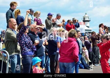 Portsmouth, Hampshire, UK - 25 juillet 2015 Les foules sur Southsea Common Land Rover acclamant BAR dirigé par Sir Ben Ainslie dans les courses 1 et 2 aujourd'hui à la Louis Vuitton America's Cup World Series Portsmouth. Six équipes sont en compétition en cours de Land Rover BAR dirigé par Sir Ben Ainslie, Oracle Team USA, Artemis Racing de Suède, d'Emirates Team New Zealand, l'équipe de SoftBank, le Japon et l'équipe Groupama France tous les "volants" AC45f. Credit : Wendy Johnson /Alamy Live News (photographe médias accrédités pour cet événement) Banque D'Images