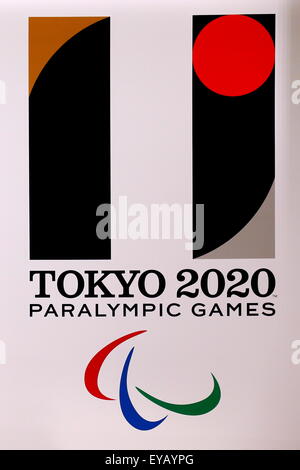 Vue générale, le 24 juillet 2015 : Le Comité d'organisation de Tokyo des Jeux Olympiques et Paralympiques dévoile l'emblème officiel de la Tokyo 2020 Jeux Olympiques et Paralympiques de 2010 à l'avant-cour de l'édifice de l'assemblée métropolitaine de Tokyo à Tokyo, Japon, cet événement a eu lieu cinq ans avant le 2020 Jeux Olympiques de Tokyo. © Sho Tamura/AFLO SPORT/Alamy Live News Banque D'Images