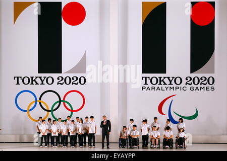 Vue générale, le 24 juillet 2015 : Le Comité d'organisation de Tokyo des Jeux Olympiques et Paralympiques dévoile l'emblème officiel de la Tokyo 2020 Jeux Olympiques et Paralympiques de 2010 à l'avant-cour de l'édifice de l'assemblée métropolitaine de Tokyo à Tokyo, Japon, cet événement a eu lieu cinq ans avant le 2020 Jeux Olympiques de Tokyo. © Sho Tamura/AFLO SPORT/Alamy Live News Banque D'Images