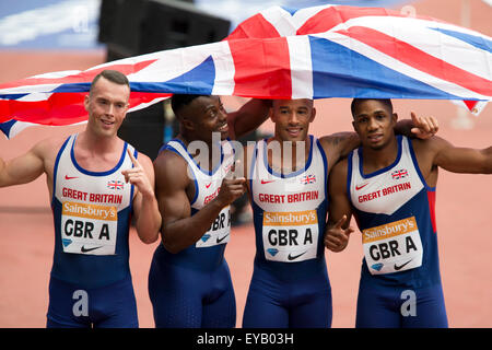 Londres, Royaume-Uni. Le 25 juillet, 2015. Team GBR A, (Richard KILTY, Harry AIKINES-ARYEETEY, James ELLINGTON, Chijindu UJAH) Men's relais 4x100m, Diamond League jeux anniversaire Sainsbury's, Queen Elizabeth Olympic Park, Stratford, London, UK. Crédit : Simon Balson/Alamy Live News Banque D'Images