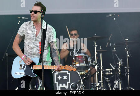 Southsea, Hampshire, Royaume-Uni. Le 25 juillet, 2015. Live à Portsmouth vivent dans le Waterfront Festival Arena sur Southsea Common après l'America's Cup World Series racing. La scène McBusted Liv pour une foule d'environ 20 000 personnes. Credit : uknip/ Alamy Live News Banque D'Images