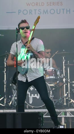 Southsea, Hampshire, Royaume-Uni. Le 25 juillet, 2015. Live à Portsmouth vivent dans le Waterfront Festival Arena sur Southsea Common après l'America's Cup World Series racing. La scène McBusted Liv pour une foule d'environ 20 000 personnes. Credit : uknip/ Alamy Live News Banque D'Images