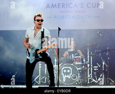 Southsea, Hampshire, Royaume-Uni. Le 25 juillet, 2015. Live à Portsmouth vivent dans le Waterfront Festival Arena sur Southsea Common après l'America's Cup World Series racing. La scène McBusted Liv pour une foule d'environ 20 000 personnes. Credit : uknip/ Alamy Live News Banque D'Images