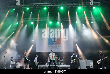 Southsea, Hampshire, Royaume-Uni. Le 25 juillet, 2015. Live à Portsmouth vivent dans le Waterfront Festival Arena sur Southsea Common après l'America's Cup World Series racing. La scène McBusted Liv pour une foule d'environ 20 000 personnes. Credit : uknip/ Alamy Live News Banque D'Images