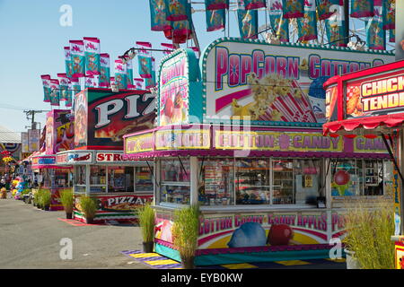 Concessions alimentaires le long de la mi-chemin de la foire de l'État du Delaware. Banque D'Images