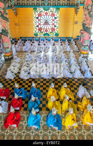 Regardant vers le bas sur les adeptes de au Cao Cao Dai Temple Dia en dehors de Ho Chi Minh City Vietnam Banque D'Images