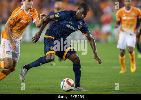 Houston, Texas, USA. Le 25 juillet, 2015. Los Angeles Galaxy de l'avant, Edson Buddle (16) contrôle le ballon devant le milieu de terrain de Houston Dynamo Nathan Sturgis (6) au cours d'un match entre la MLS Houston Dynamo et le LA Galaxy au stade BBVA Compass à Houston, TX, le 25 juillet 2015. La Dynamo a gagné 3-0. (Crédit Image : © Trask Smith via Zuma sur le fil) Banque D'Images