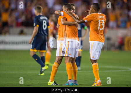 Houston, Texas, USA. Le 25 juillet, 2015. Le milieu de terrain Dynamo de Houston Brad Davis (11) célèbre son but avec le milieu Dynamo de Houston Nathan Sturgis (6) et le milieu de terrain Dynamo de Houston Ricardo Clark (13) au cours d'un match entre la MLS Houston Dynamo et le LA Galaxy au stade BBVA Compass à Houston, TX, le 25 juillet 2015. La Dynamo a gagné 3-0. (Crédit Image : © Trask Smith via Zuma sur le fil) Banque D'Images