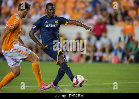 Houston, Texas, USA. Le 25 juillet, 2015. Los Angeles Galaxy de l'avant, Edson Buddle (16) contrôle la balle lors d'un match entre la MLS Houston Dynamo et le LA Galaxy au stade BBVA Compass à Houston, TX, le 25 juillet 2015. La Dynamo a gagné 3-0. (Crédit Image : © Trask Smith via Zuma sur le fil) Banque D'Images