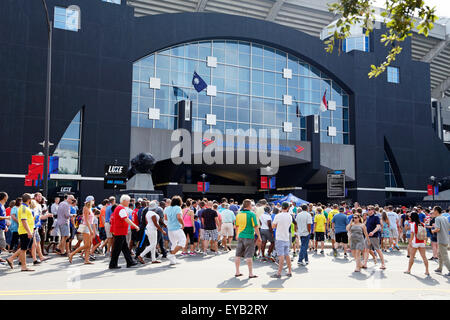 Charlotte, Caroline du Nord, USA, 25 juillet 2015 : La ville de Charlotte héberge Champions internationaux Cup match entre Chelsea et le Paris Saint-Germain au stade Bank of America. Soccer fans pénètrent dans le stade. L'Amérique est d'un intérêt accru pour le soccer. Credit : Rose-Marie Murray/Alamy Live News Banque D'Images