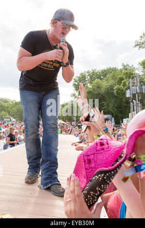 Eau Claire, Wisconsin, USA. Le 25 juillet, 2015. Musicien Country JERROD NIEMANN effectue en direct sur la confiture Pays USA music festival à Eau Claire, Wisconsin (crédit Image : © Daniel DeSlover via Zuma sur le fil) Banque D'Images