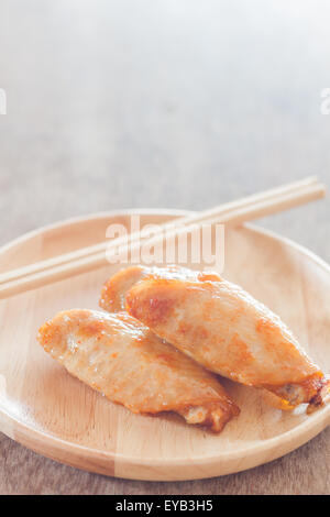 Ailes de poulet grillé sur plaque de bois, stock photo Banque D'Images