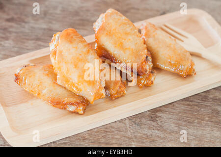 Ailes de poulet grillé sur plaque de bois, stock photo Banque D'Images