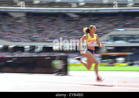 Jessica Ennis-Hill (GBR) qui se font concurrence sur le saut en compétition, le deuxième jour de l'anniversaire de Sainsbury's Games au Queen Elizabeth II, le Parc olympique de Londres. Ennis-Hil est arrivé 6ème, sauter 6.37m, sa meilleure distance cette saison. Banque D'Images