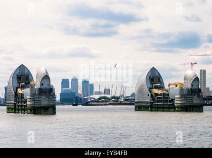 Londres Thames Flood Barrier avec Canary Wharf quartier des banques, évite l'inondation de la capitale Banque D'Images