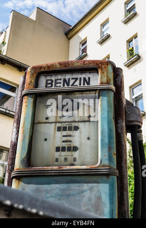 Urbex, délabré, désaffectées, ancien garage station essence avec rusty benzin pompe, Kreuzberg, Berlin, Allemagne Banque D'Images