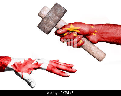 Drapeau de la Chine surimprimées sur une main tenant un marteau lourd frappe une part représentant le Canada. Image conceptuelle pour politica Banque D'Images