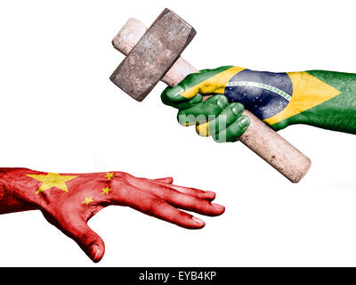 Drapeau du Brésil surimprimées sur une main tenant un marteau lourd frappe une part représentant la Chine. Image conceptuelle pour politica Banque D'Images