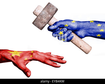 Pavillon de l'Union européenne surimprimées sur une main tenant un marteau lourd frappe une part représentant la Chine. Pour l'image Banque D'Images