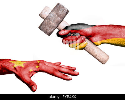 Pavillon de l'Allemagne surimprimées sur une main tenant un marteau lourd frappe une part représentant la Chine. Image conceptuelle pour politic Banque D'Images