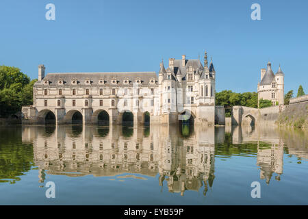 Château de Chenonceau, construit sur le Cher , vallée de la Loire,France, vue de la rivière, sur fond de ciel bleu dégradé. Banque D'Images