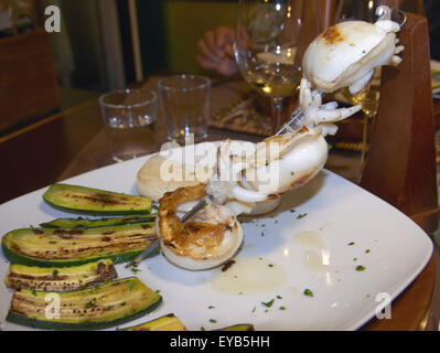 Brochettes de seiche avec courgettes et polenta blanche, la cuisine italienne Banque D'Images