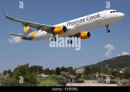 Skiathos, Grèce - 23 juin 2015 : Un Thomas Cook Airlines Airbus A321 avec l'enregistrement OY-TCH'approcher de l'aéroport de Skiathos ( Banque D'Images