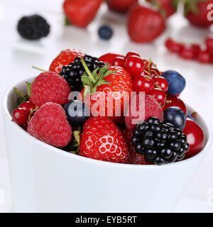 Des fruits dans un bol de fraises, myrtilles, groseilles, cerises, framboises et mûres Banque D'Images