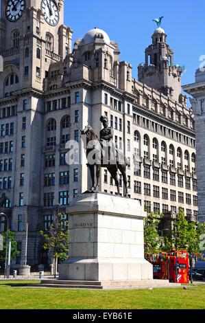 Statue du roi Édouard VII avec le Liver Building à l'arrière à Pier Head, Liverpool, Merseyside, England, UK, Europe de l'Ouest. Banque D'Images