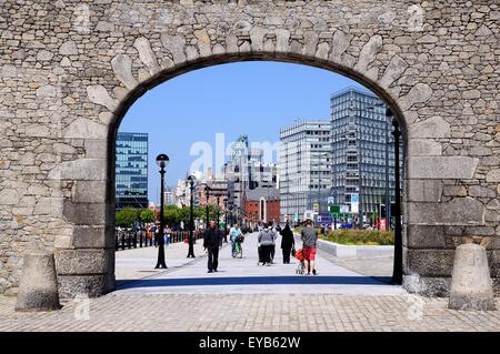 Stone Gable et arch entrée de Salthouse Dock, Liverpool, Merseyside, England, UK, Europe de l'Ouest. Banque D'Images