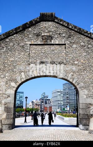 Stone Gable et arch entrée de Salthouse Dock, Liverpool, Merseyside, England, UK, Europe de l'Ouest. Banque D'Images