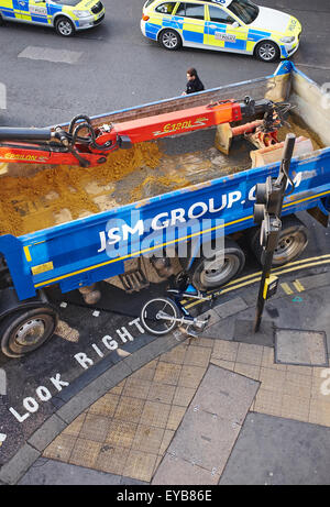 Un accident de vélo avec un virage à gauche juste à l'extérieur POIDS LOURDS le Barbican London England UK. 12 décembre 2013. Banque D'Images