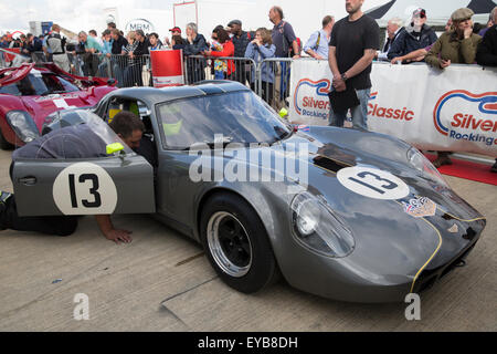 Silverstone, UK. Le 25 juillet, 2015. Chevron B8 dans le pitts avant le F1A Masters Historic Sports Cars race Silverstone Classic 2015 Les mondes plus grande course de moto classique festival. Credit : Keith Larby/Alamy Live News Banque D'Images