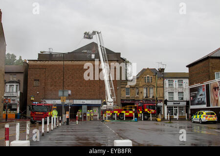 Southend on Sea, Essex, Royaume-Uni. 26 juillet, 2015. Le feu se déclare dans le cinéma,les équipes de pompiers ont été appelés à l'Empire Theatre de rue Alexandra juste avant 8 heures ce matin à la suite des rapports d'incendie dans le bâtiment abandonné. Crédit : Darren Attersley/Alamy Live News Banque D'Images
