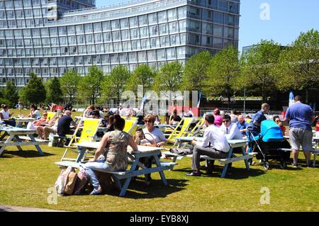 Les gens se détendre à des bancs de pique-nique au parc Chavasse pendant l'été, Liverpool, Merseyside, England, UK, Europe de l'Ouest. Banque D'Images