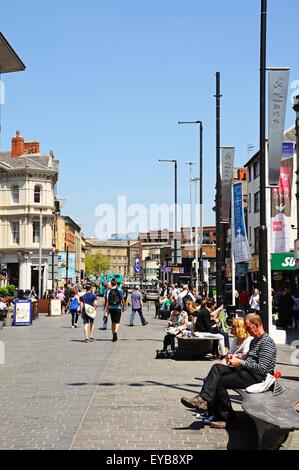 Consommateurs et aux touristes le long de Whitechapel rue commerçante dans le centre-ville, Liverpool, Merseyside, England, UK, Europe de l'Ouest. Banque D'Images