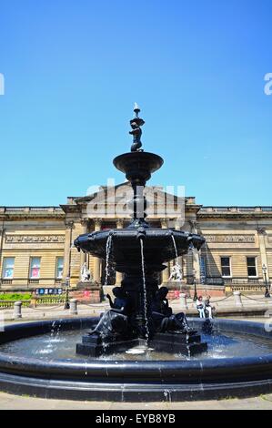 Walker Art Gallery avec la fontaine Steble en premier plan, Liverpool, Merseyside, England, UK, Europe de l'Ouest. Banque D'Images