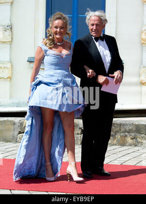 Bayreuth, Allemagne. Le 25 juillet, 2015. Gebhardt Rauenbusch Sabin et son mari Klaus Rauenbusch arriver pour l'ouverture de la 104e Festival de Bayreuth à Bayreuth, Allemagne, 25 juillet 2015. Le Festival Richard Wagner, soit jusqu'au 28 août. PHOTO : TOBIAS HASE/DPA/Alamy Live News Banque D'Images