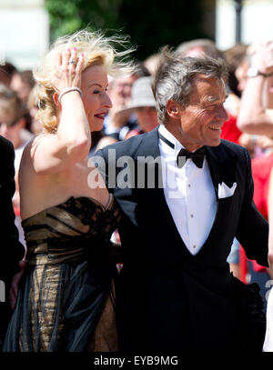 Bayreuth, Allemagne. Le 25 juillet, 2015. Chef de Trigema Wolfgang Grupp et son épouse Elisabeth arriver pour l'ouverture de Festival de Bayreuth à Bayreuth, Allemagne, 25 juillet 2015. La Richard-Wagner festival est l'un des plus importants événements culturels et sociaux de l'Allemagne et s'exécute au 28 août. Photo : Tobias HASE/dpa/Alamy Live News Banque D'Images