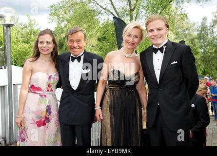 Bayreuth, Allemagne. Le 25 juillet, 2015. Chef de Trigema Wolfgang Grupp (2-L), son épouse Elisabeth (2-R), sa fille Bonita (L) et son fils Wolfgang Grupp Jr assister à l'ouverture du Festival de Bayreuth à Bayreuth, Allemagne, 25 juillet 2015. La Richard-Wagner festival est l'un des plus importants événements culturels et sociaux de l'Allemagne et s'exécute au 28 août. Photo : Tobias HASE/dpa/Alamy Live News Banque D'Images