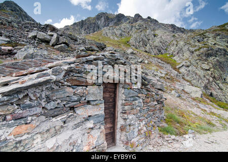 Cabane en pierre, Sheppard, dans Grand Saint Bernard de passage pour la transhumance traditionnelle. Alpes suisses. La Suisse. Banque D'Images