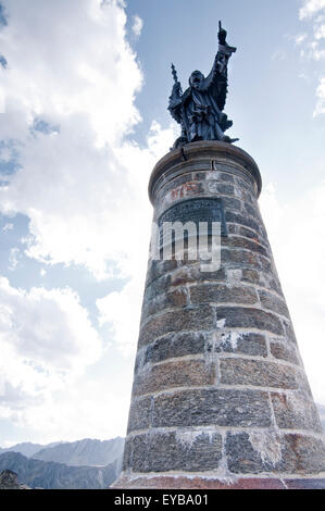 Statue de Saint Bernard au Col du Grand Saint Bernard. Alpes suisses. La Suisse. Banque D'Images