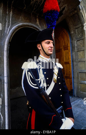 Les Carabinieri italiens des gardes en uniforme officiel. Italie Banque D'Images